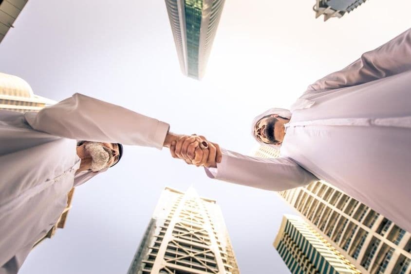 Rencontre d'hommes d'affaires en extérieur à Dubaï, Émirats Arabes Unis.