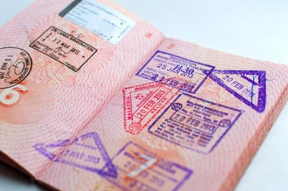 Passeport russe avec un tampon au point de contrôle frontalier. Tampons d'immigration de départ et d'arrivée.