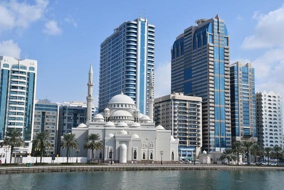 Vue de la mosquée Al Noor depuis l'île Al Noor à Sharjah, Émirats Arabes Unis.