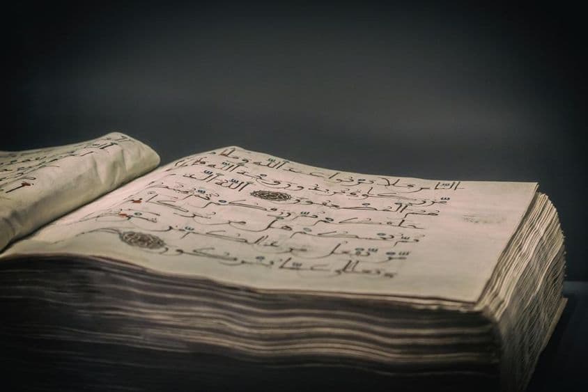 Ancien manuscrit de livre ouvert, 12e-13e siècle.