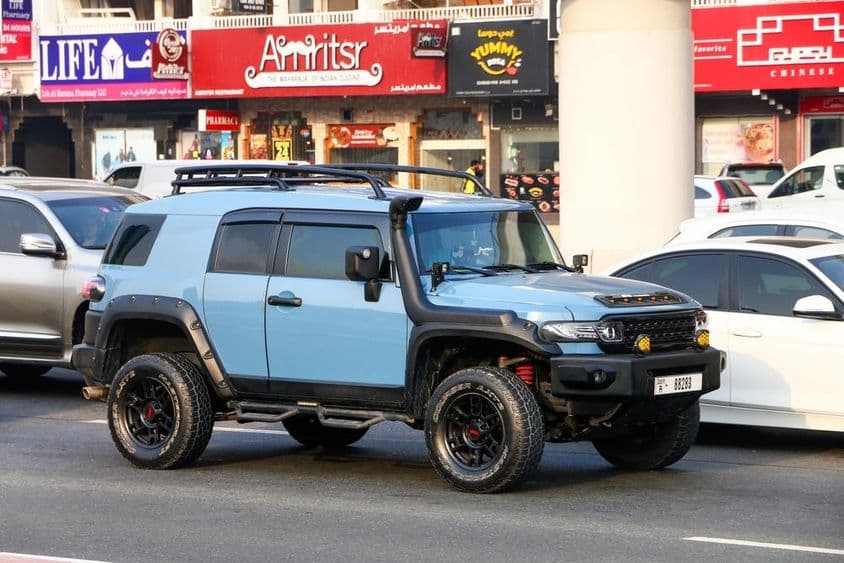 Voiture tout-terrain Toyota FJ Cruiser dans une rue de la ville.