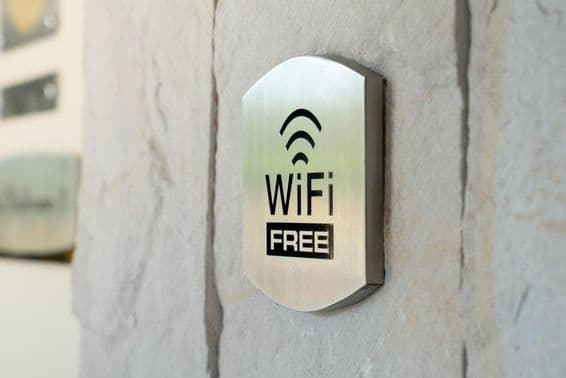 Panneau WIFI en métal sur un mur d'hôtel.