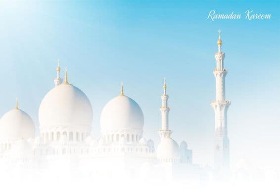 Ramadan béni avec une belle mosquée en arrière-plan.