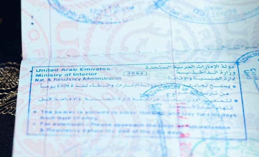 Visa et tampon d'immigration dans un passeport américain à Dubaï.