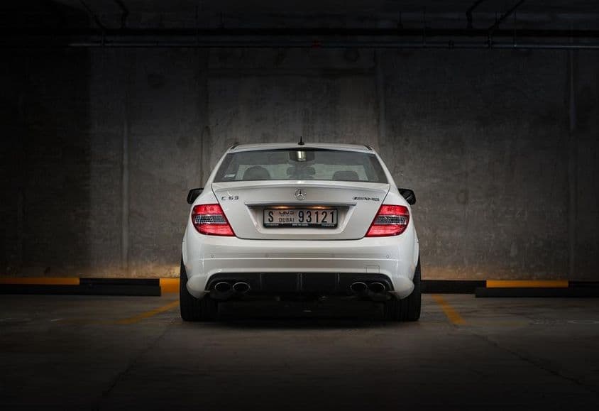 Mercedes Benz C63 2009 dans un parking.