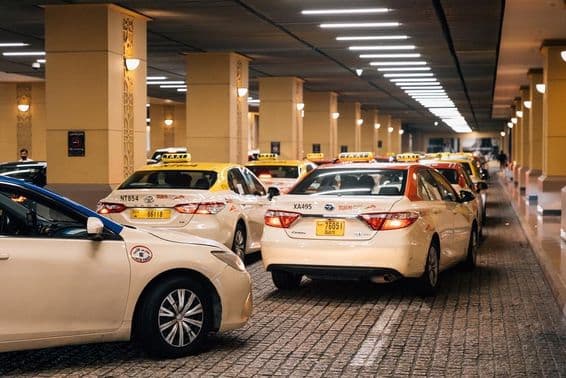 Voitures de taxi garées dans un centre commercial à Dubaï.