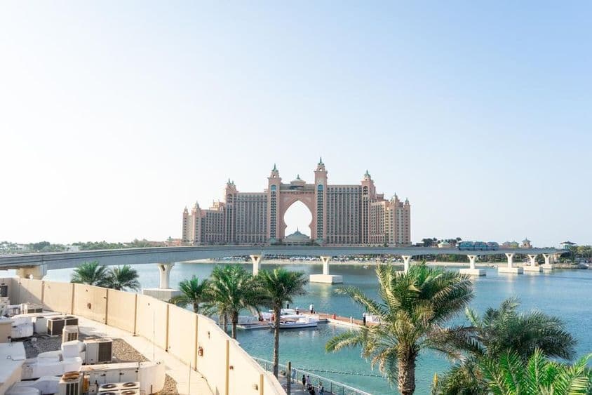Vue de l'île artificielle Palm Jumeirah et de l'hôtel Atlantis à Dubaï.