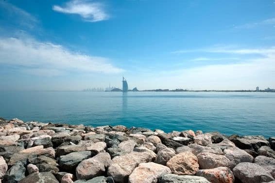 Vue de Dubaï depuis Palm Jumeirah, surplombant le Burj Al Arab.