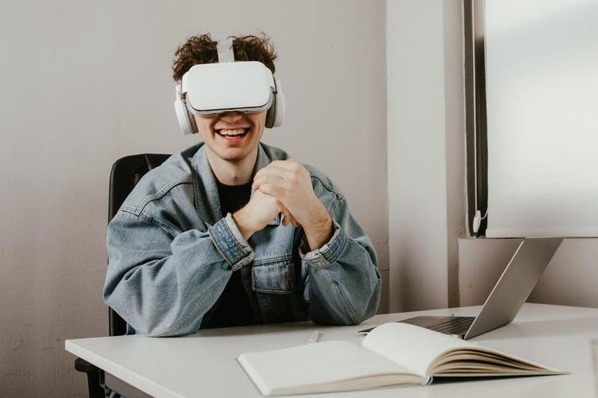 Jeune homme profitant d'une expérience de réalité virtuelle.