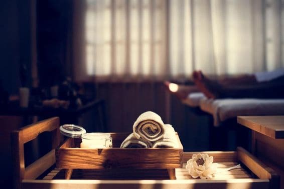 Traitement thérapeutique dans un salon spa.