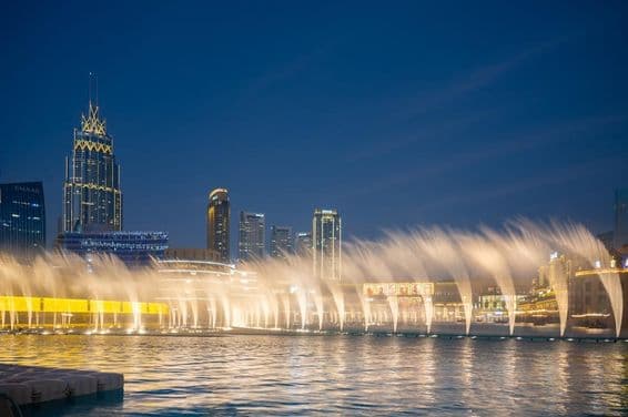Spectacle de la fontaine près du Dubai Mall et du Burj Khalifa.