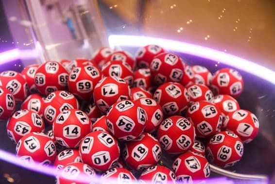 Boules de loterie colorées dans une machine.