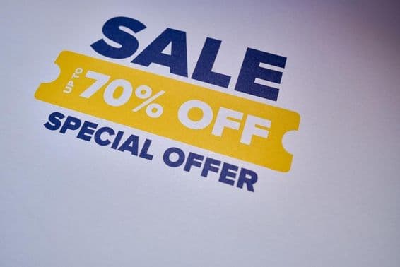 Étiquette offre spéciale avec jusqu'à 70 % de réduction.