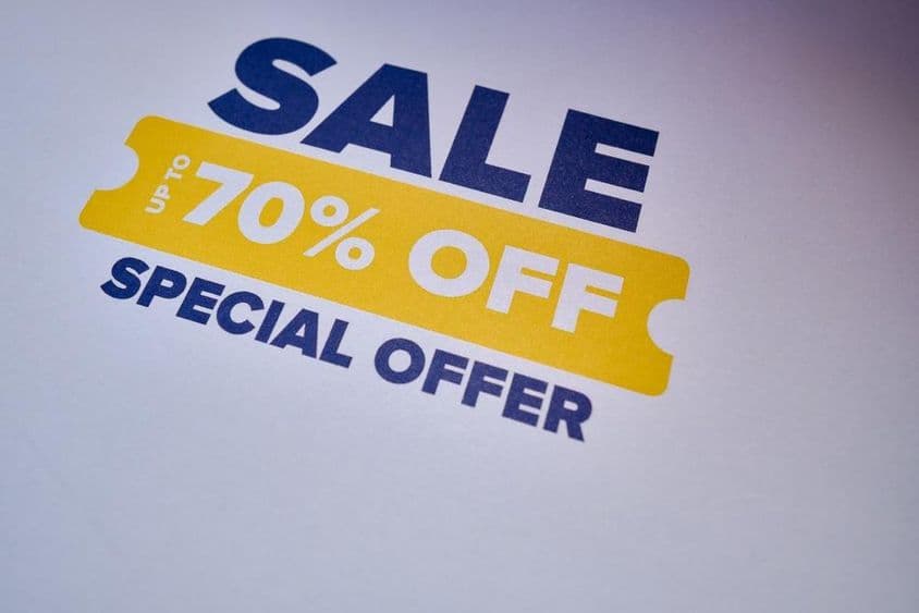 Étiquette offre spéciale avec jusqu'à 70 % de réduction.