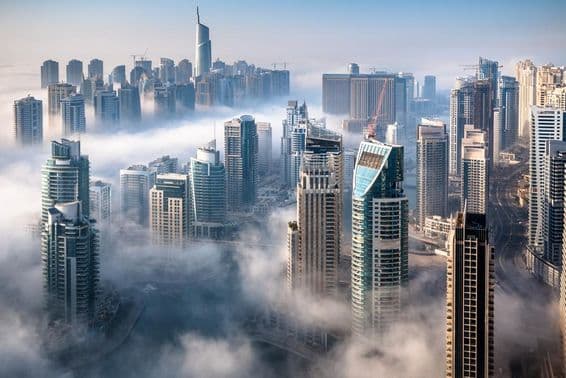 Vue aérienne de Dubaï Marina lors d'une journée brumeuse.