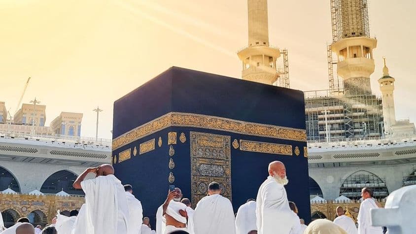 Pèlerins de la Omra effectuant le tawaf autour de la Kaaba.