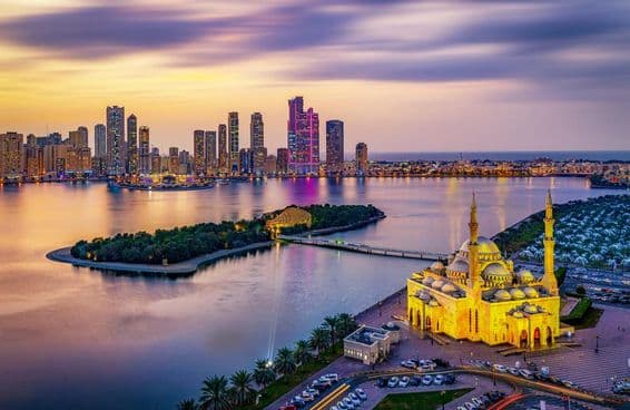 Skyline de la ville de Sharjah au coucher du soleil.