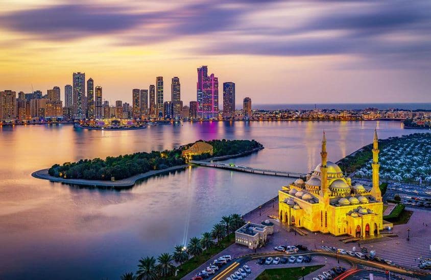 Skyline de la ville de Sharjah au coucher du soleil.
