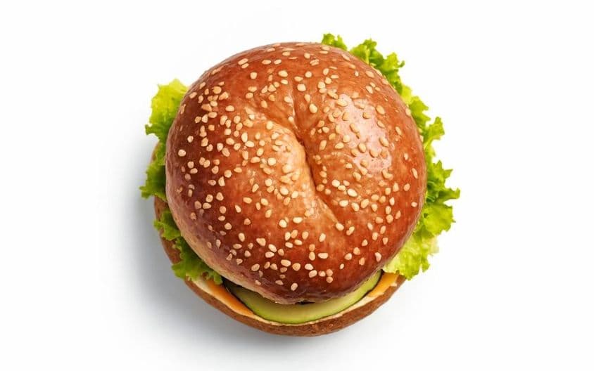 Cheeseburger classique, présenté artistiquement.