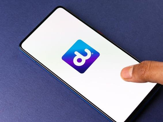 Logo du réseau du sur un écran de téléphone.