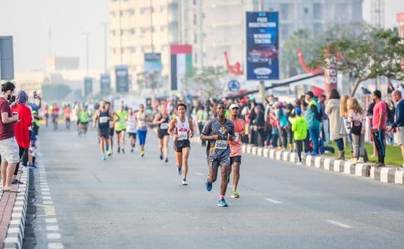 Coureurs de marathon et gagnants lors d'un semi-marathon sur parcours urbain.