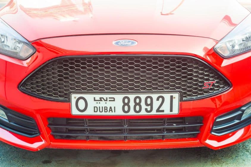 Devant d'une voiture de sport moderne avec plaque d'immatriculation de Dubaï.