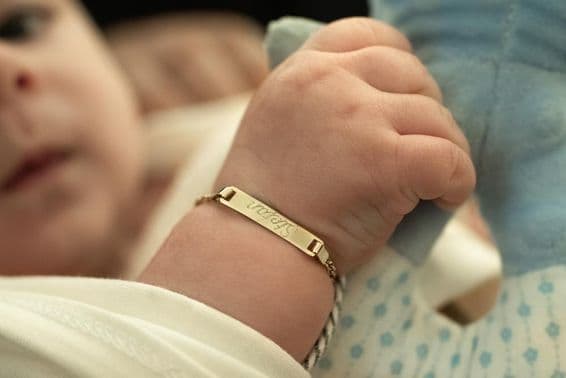 Un bébé avec un bracelet en or.