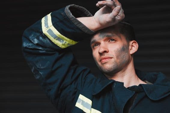 Pompier épuisé pendant l'extinction de l'incendie.