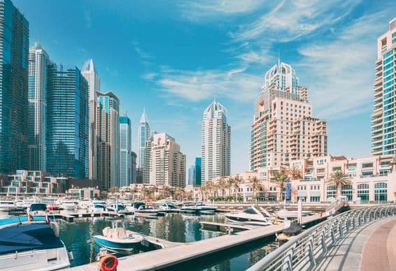 Yachts amarrés à la marina de la ville, Dubaï Marina.