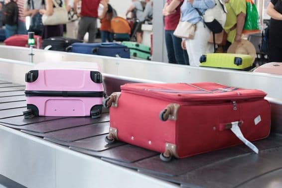 Bagages à un aéroport lors d'une journée de voyage chargée.