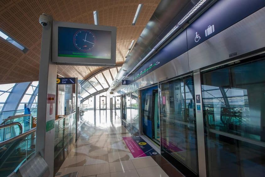Entrée du métro à la station Creek Tower dans la ville de Dubaï.