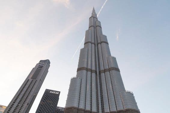 Gros plan du gratte-ciel Burj Khalifa.