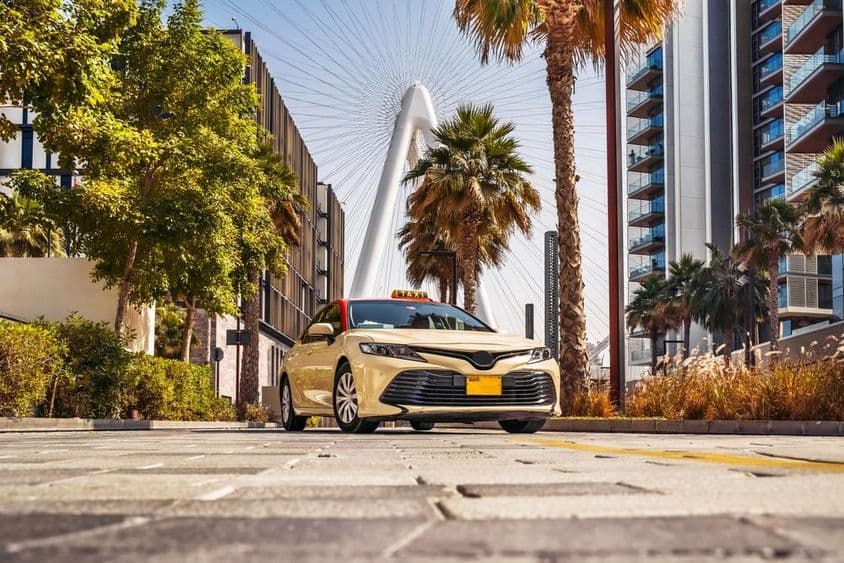 Taxi, dans une rue de Dubaï.