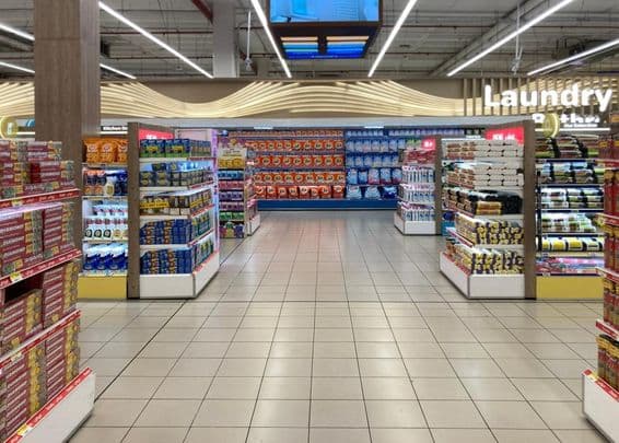 Rayon de linge et produits ménagers dans un supermarché à Dubaï.