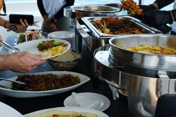 Buffet sur un yacht à Dubaï.