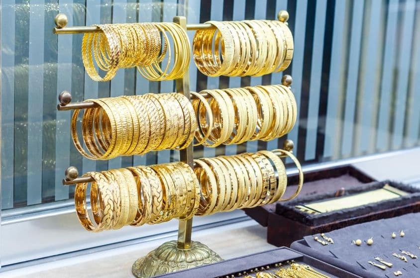 Bracelets en or à vendre dans une bijouterie.