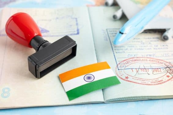 Timbre avec visa et passeport, petit avion sur passeport.