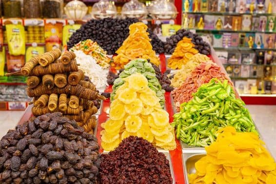 Fruits tropicaux secs exposés dans une boutique souvenir à Dubaï.