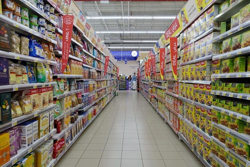 Une allée de supermarché Carrefour à Dubaï.