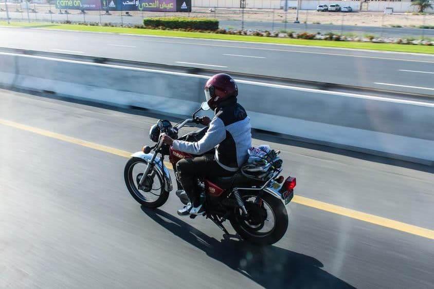Motard sur une moto Yamaha sur Sheikh Zayed Road à Dubaï.