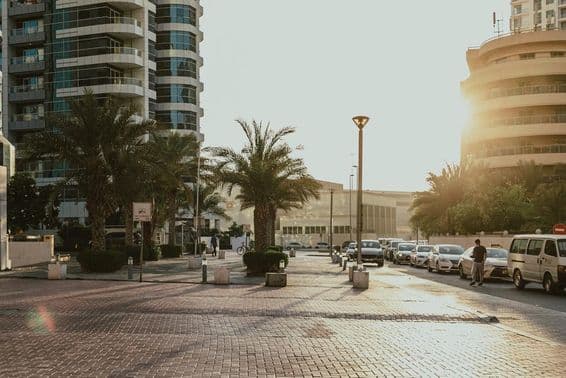 Scène de rue à Dubaï avec des bâtiments en arrière-plan.
