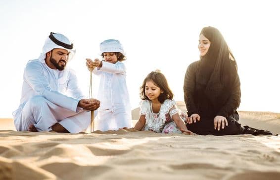 Famille heureuse profitant d'une journée magnifique dans le désert