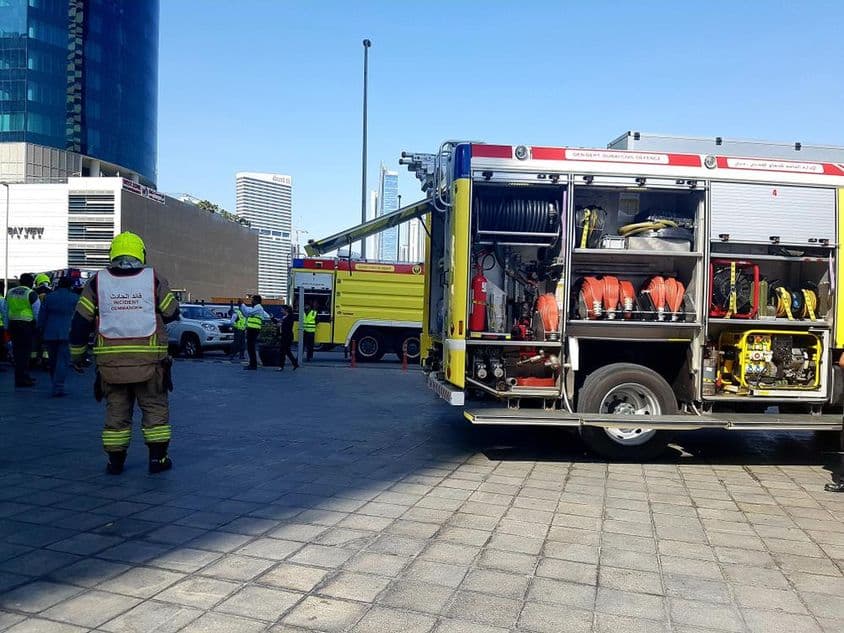 Un commandant d'incident près d'un camion de pompiers lors d'un exercice d'évacuation.