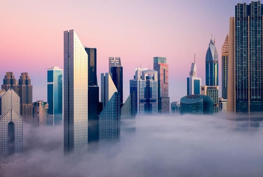 Matin brumeux au centre de Dubaï, Émirats arabes unis.