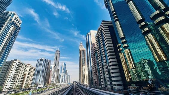 Point de vue sur Dubaï, bâtiments, gratte-ciels, routes.