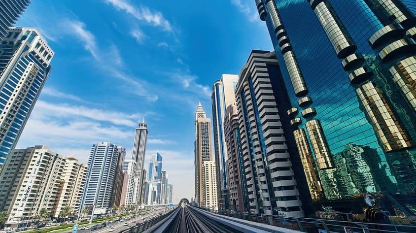 Point de vue sur Dubaï, bâtiments, gratte-ciels, routes.