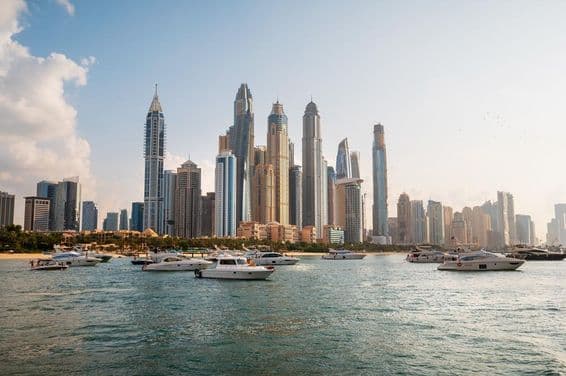 Gratte-ciels de Dubaï vus depuis un bateau.