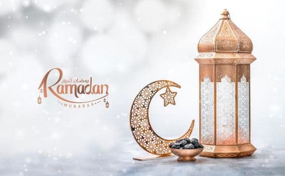 Fond de salutation Ramadan Kareem, lanterne marocaine avec dattes et croissant.