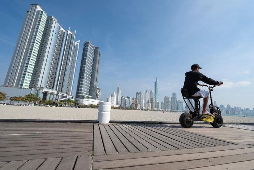 Jeune homme sur une trottinette.
