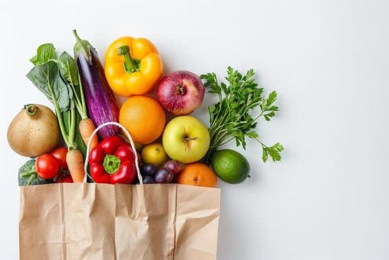 Nourriture saine dans un sac en papier, légumes et fruits.